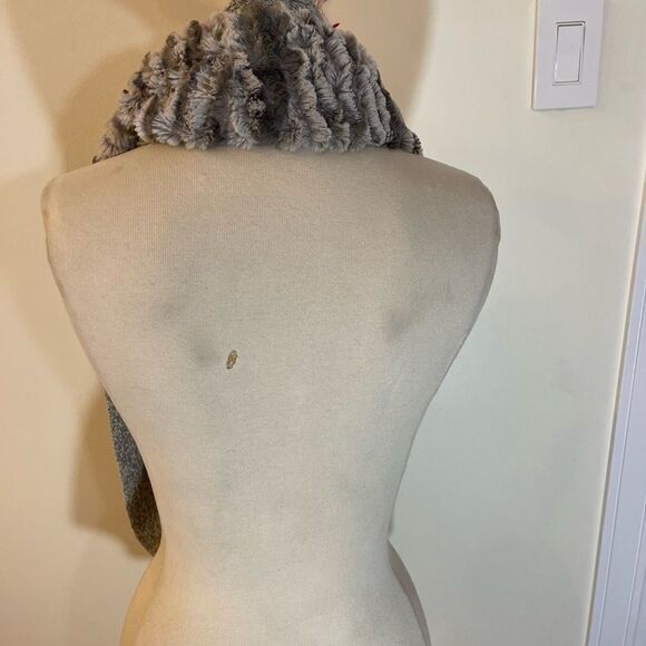 Faux-fur infinity scarf | 13’’x54’’ | Faux- Fur one piece wrap around scarf - Picture 7 of 10